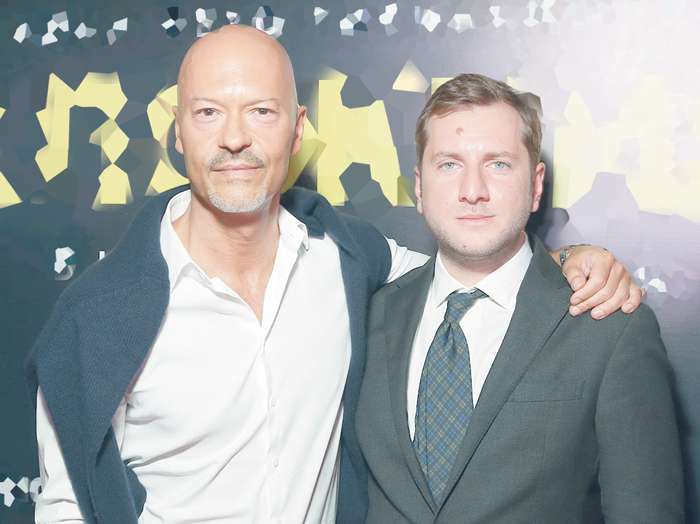 Федор Бондарчук впервые увидел Резо Гигинеишвили, когда тот был еще ребенком. Их следующая встреча состоялась на съемках «9 роты», где Резо был вторым режиссером Федор Бондарчук впервые увидел Резо Гигинеишвили, когда тот был еще ребенком. Их следующая встреча состоялась на съемках «9 роты», где Резо был вторым режиссером