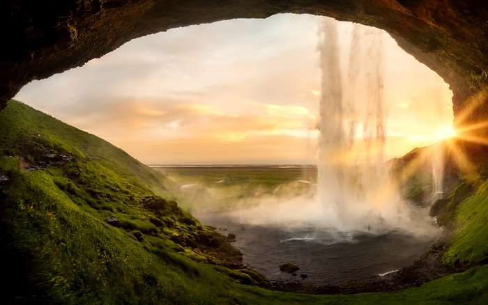 Исландия - это нетронутая природа и лидер среди миролюбивых стран