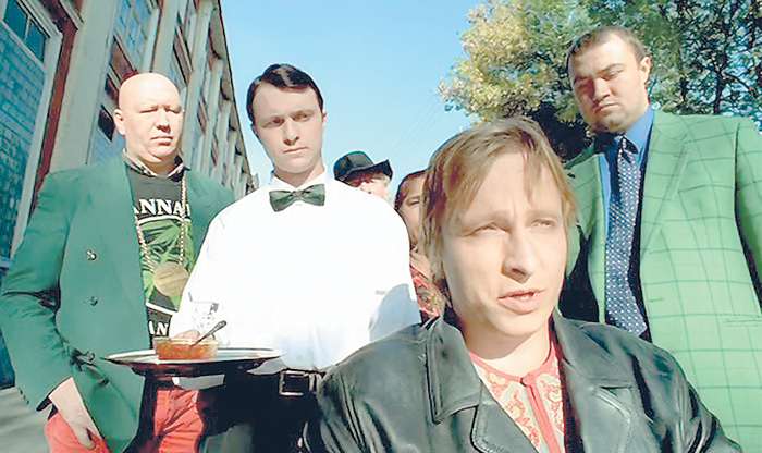 Но возраст не мешает Ивану быть крайне убедительным в ролях несерьезных людей