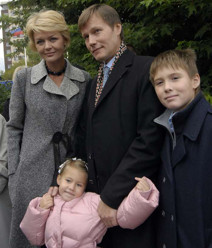 Супружеская жизнь Юлии и Игоря Гордина была небезоблачной. Тем не менее они вместе уже двадцать лет. Пара с детьми в 2009 году