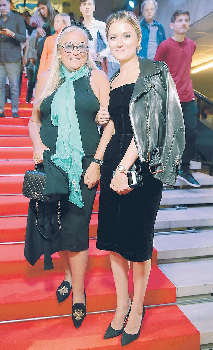 Татьяна Михалкова всегда поддерживает своих дочерей и не пропускает фильмы с их участием Татьяна Михалкова всегда поддерживает своих дочерей и не пропускает фильмы с их участием