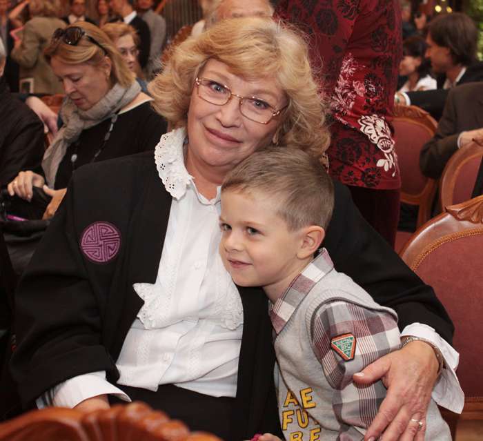 В последнее время Ольге Михайловне отлично удается роль бабушки. На фото с внуком Захаром