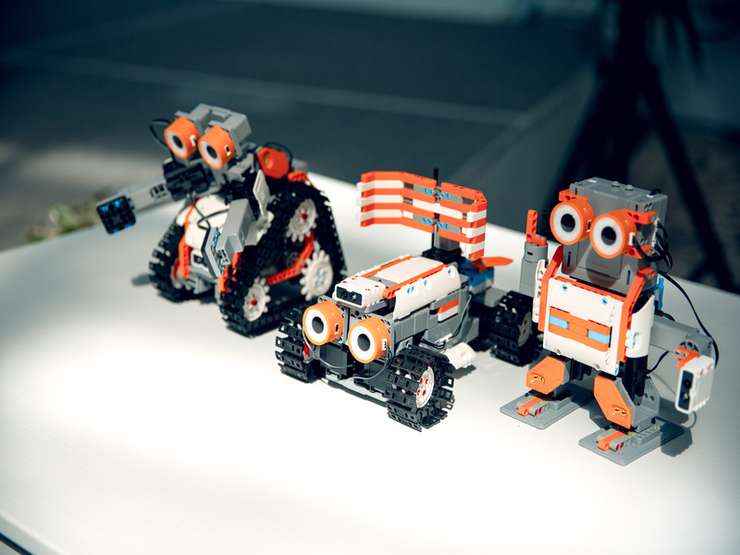 С помощью роботов-конструкторов Jimu можно легко превратить учебный процесс в увлекательную игру