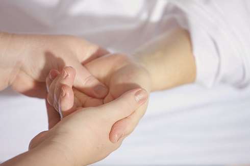 Делайте ежедневно массаж рук с глицерином, вы удивитесь результату