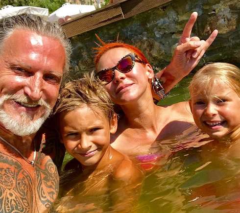 Семья Джигурды отдыхает в Греции
