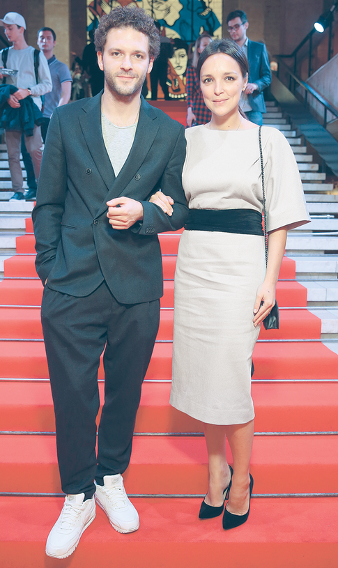 Парный выход: Константин Крюков с женой Алиной