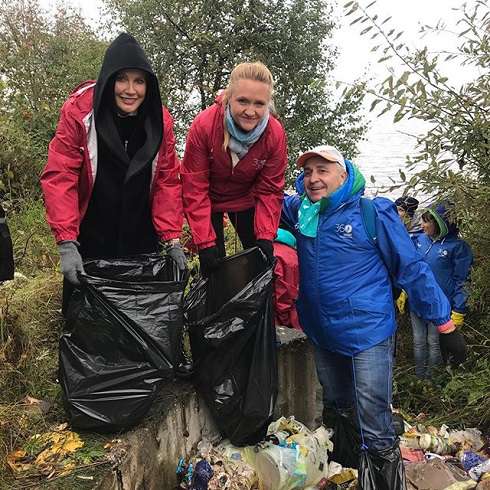 Берега Байкала убирают сотни волонтеров
