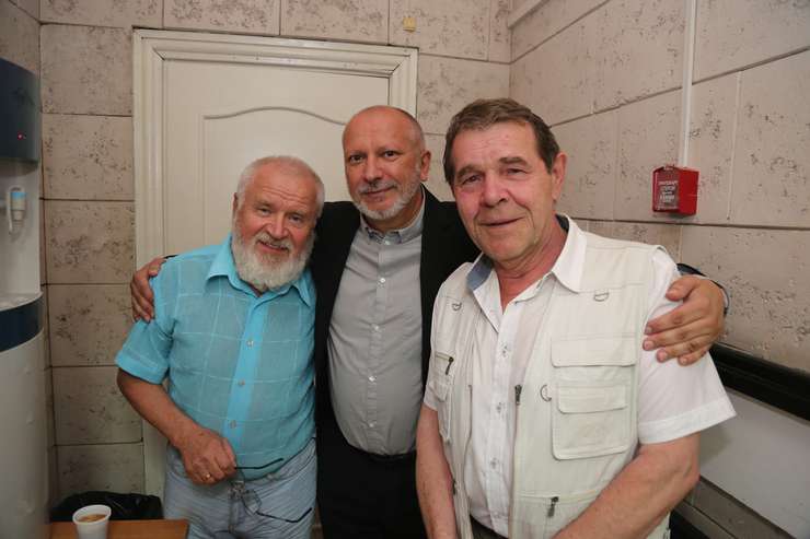 Несколько дней назад Алексей Булдаков прекрасно себя чувствовал на фестивале в Анапе. На фото актер с президентом фестиваля театра и кино "Амурская осень" Сергеем Новожиловым и актером Сергеем Никоненко Несколько дней назад Алексей Булдаков прекрасно себя чувствовал на фестивале в Анапе. На фото актер с президентом фестиваля театра и кино Амурская осень Сергеем Новожиловым и актером Сергеем Никоненко