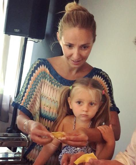 Маленькая дочь Навки показала свои успехи в бассейне