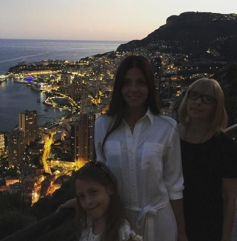 Старшая дочь Глаголевой поделилась архивным фото с мамой