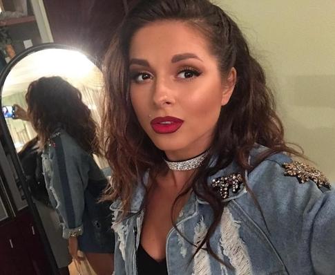 Располневшая Нюша вышла на сцену в блестящем купальнике