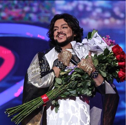 «В жутких розочках»: Киркорова высмеяли за яркий костюм