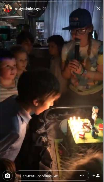 Внук Веры Глаголевой задувает свечи на именинном торте