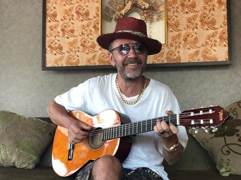 Стихотворный батл разгорелся между Всеволодом Чаплиным и Сергеем Шнуровым