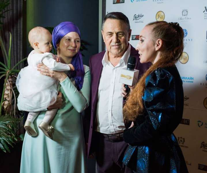 Ренат Ибрагимов с женой и ребенком