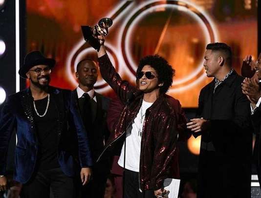 Бруно Марс на церемонии вручения премии «Грэмми»