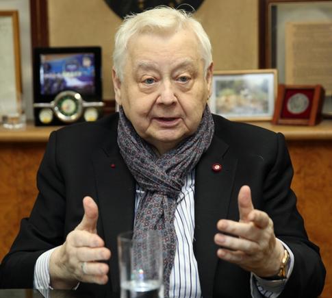 Табакова приходится вводить в искусственную кому