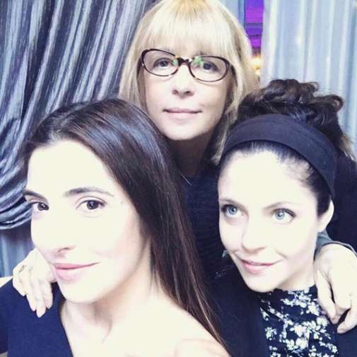 ВЕРА ГЛАГОЛЕВА С ДОЧЕРЯМИ: МАРИЕЙ НАХАПЕТОВОЙ (СПРАВА) И АННОЙ НАХАПЕТОВОЙ (СЛЕВА)