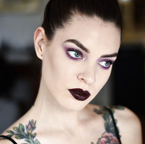 Темные губы, необычно окрашенные брови и укладки с прямым пробором