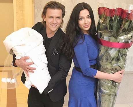 Глеб Матвейчук забрал невесту и дочь из роддома
