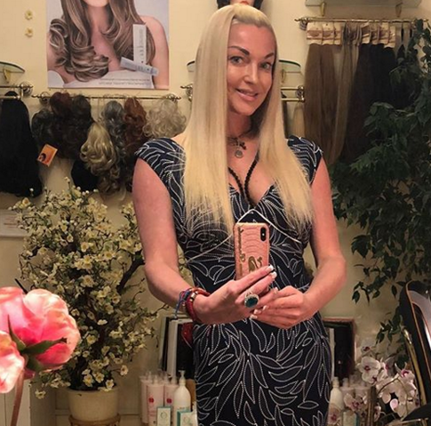 Волочковой досталось за студенческое фото