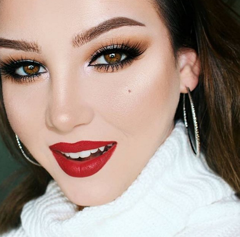 Экстремальная бледность, абстрактные подводки и начесы в стиле рокабилли