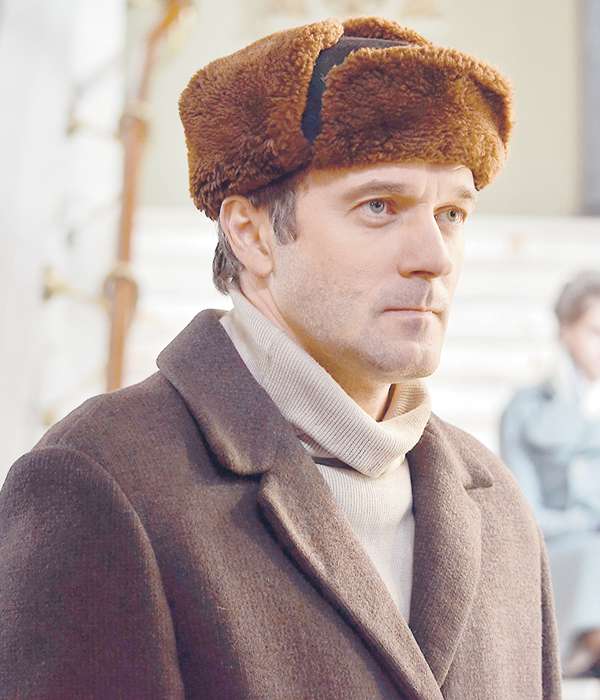 Павел Трубинер сыграл журналиста и писателя Алексея Каплина.Подразумевалось, что его персонаж — Алексей Каплер, с которым у дочери Сталина действително был роман в сороковых годах