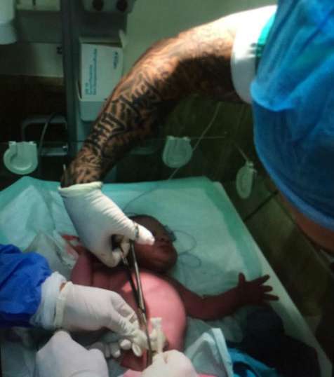 Тимати перерезает пуповину новорожденной Алисе