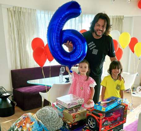 В одном из интервью дочь Филиппа Киркорова призналась, что мама живет с ними. Но впоследствии оказалось, что это не мама, а крестная