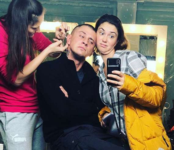 Сейчас Павел и Агата снова снимаются вместе. На этот раз в сериале «В клетке» (на нижнем фото), где Прилучный не только актер, но и продюсер Сейчас Павел и Агата снова снимаются вместе. На этот раз в сериале «В клетке» (на нижнем фото), где Прилучный не только актер, но и продюсер