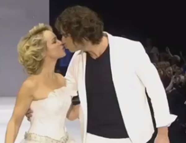 В конце дефиле пара поцеловалась