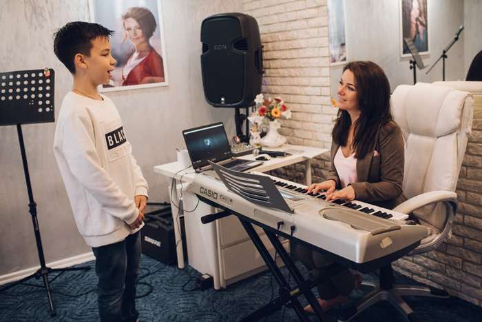 Первым этапом надо освоить певческое дыхание