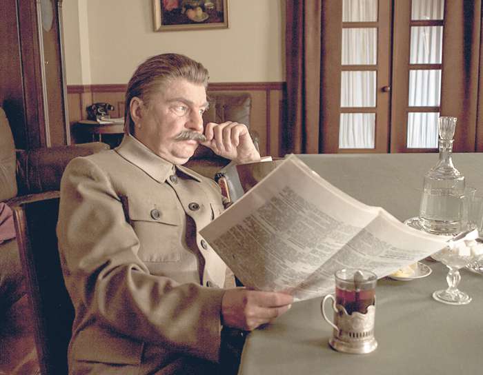 Сергей Колтаков совершенно не похож на Сталина, однако актер настолько вжился в образ, что его игра стала украшением сериала