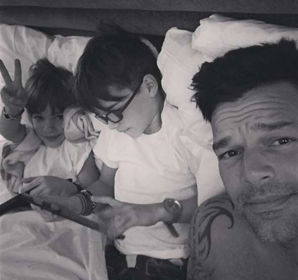 Сначала Рики Мартин не хотел признаваться в своей ориентации,но волна слухов заставила его выйти из тени. Теперь дети звезды растут в полноценной гомосексуальной семье