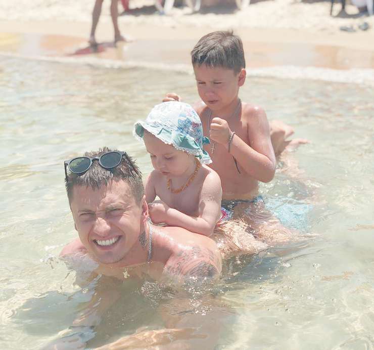 В 2013 году в семье Павла и Агаты появился первенец — Тимофей. А три года спустя родилась дочка Мия В 2013 году в семье Павла и Агаты появился первенец — Тимофей. А три года спустя родилась дочка Мия