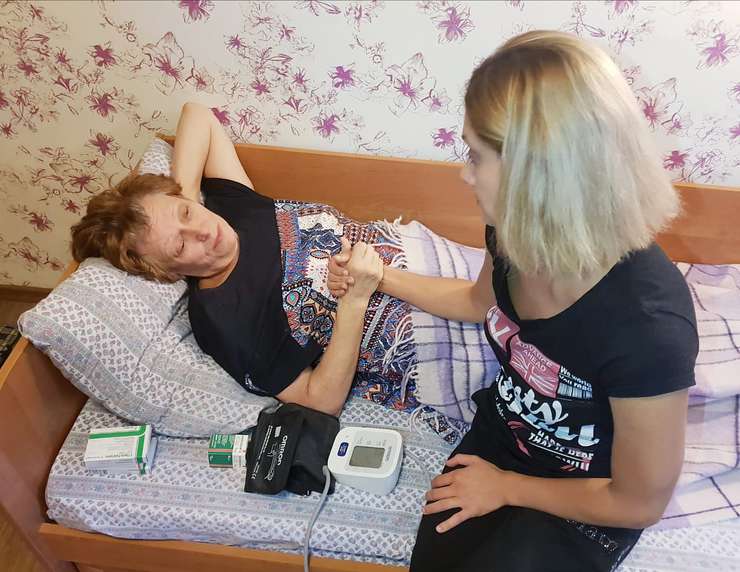 Карина заботится о своей маме и пытается ограждать ее от негатива Карина заботится о своей маме и пытается ограждать ее от негатива