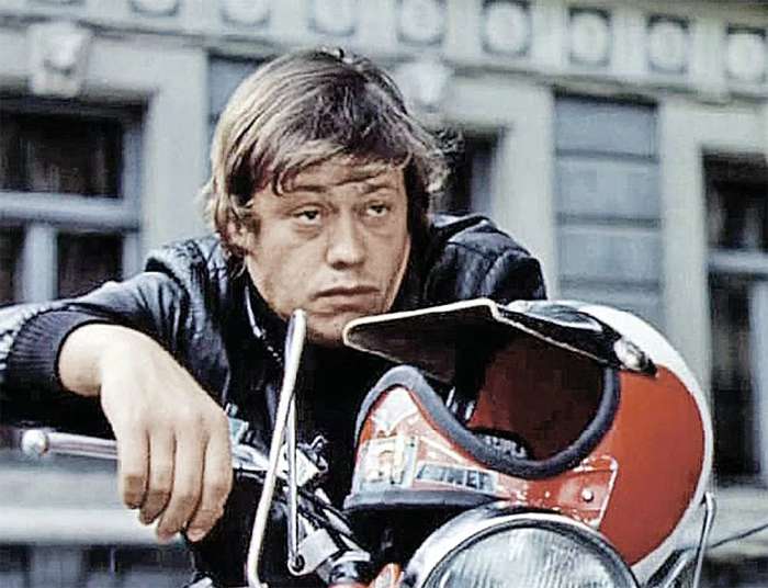 Николай снимался в фильмах самых разных жанров. Советским школьникам актер запомнился по роли гангстера в сериале «Приключения Электроника»