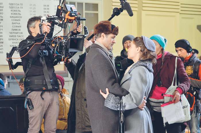 Сергей Колтаков совершенно не похож на Сталина, однако актер настолько вжился в образ, что его игра стала украшением сериала