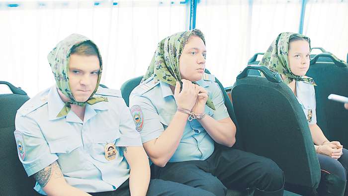 Артем Костюнев, Борис Дергачев и Наталия Медведева сыграли сотрудников конной полиции, над которыми пытались подшутить почти все герои сериала