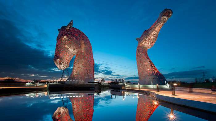 С водоемами в Шотландии связано немало легенд. Эти огромные скульптуры получили название «Келпи» в честь мифических водяных духов