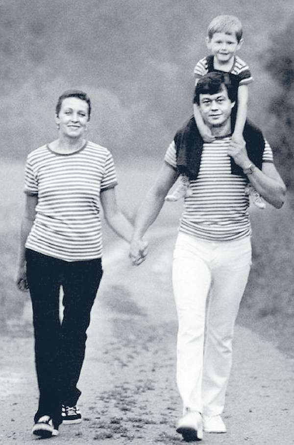 С супругой Людмилой Поргиной и сыном Андреем, который, в свою очередь, сам стал отцом сына и двух дочек