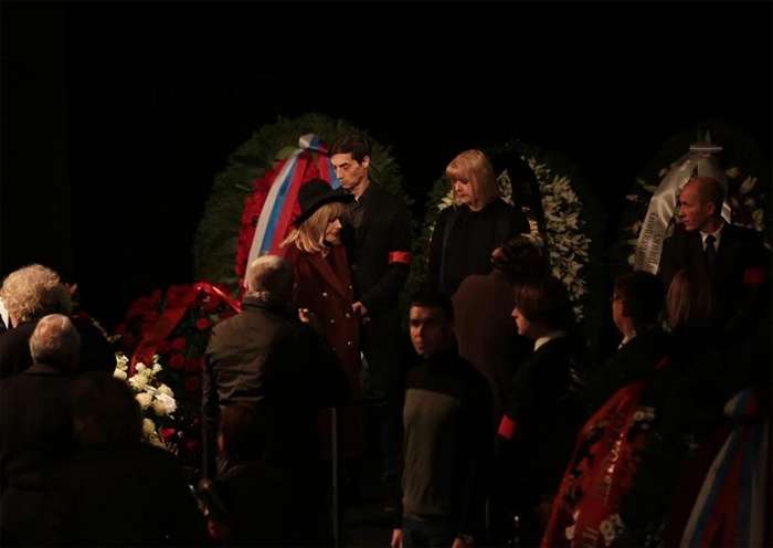 Алла Пугачева на прощании с Николаем Караченцовым