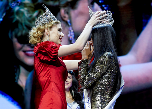 Ирина Хакамада выберет самую эффектную работницу офиса