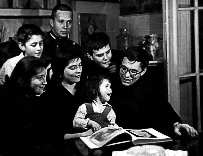 У Дарьи знаменитая семья. На фото наша героиня с мамой, Екатериной Сергеевной, Андроном Кончаловским, Никитой Михалковым. Москва, 1962 год