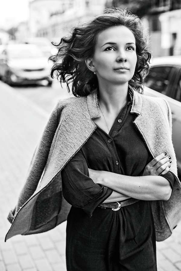 Я решила, что уж лучше натолкнуться на холодный отказ, чем продолжать себя накручивать. Застав Ваню одного в театре, спросила, нравлюсь ли я ему как женщина