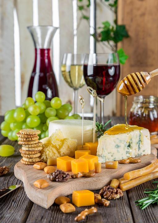 Фрукты, орехи и вино - традиционные спутники сыра