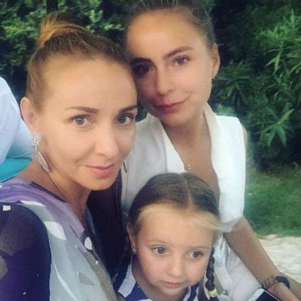 Татьяна Навка со старшей дочерью Александрой Жулиной и младшей Надеждой