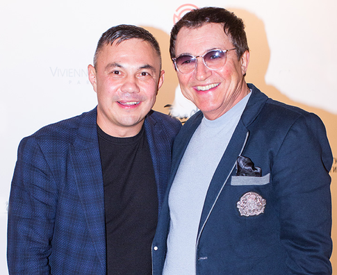 Дибров и Кожевникова получили именные боксерские перчатки от Кости Цзю