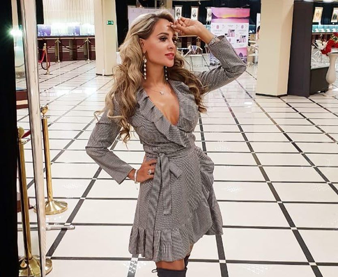 Анна Калашникова упала в обморок прямо в аэропорту