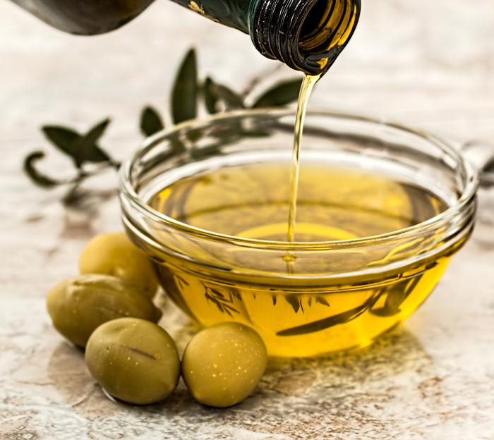 Оливковое масло питает и кожу, и ресницы
